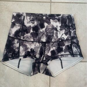 Unique pattern Lululemon Wunder Under short 2”